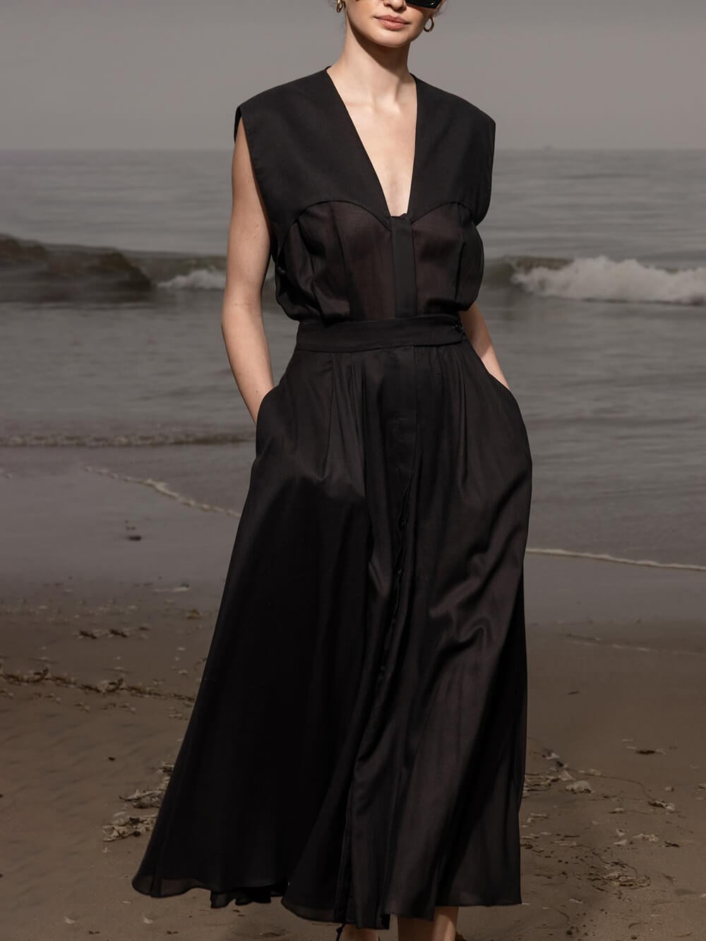 Robe midi élégante en lin à col en V et détails boutonnés