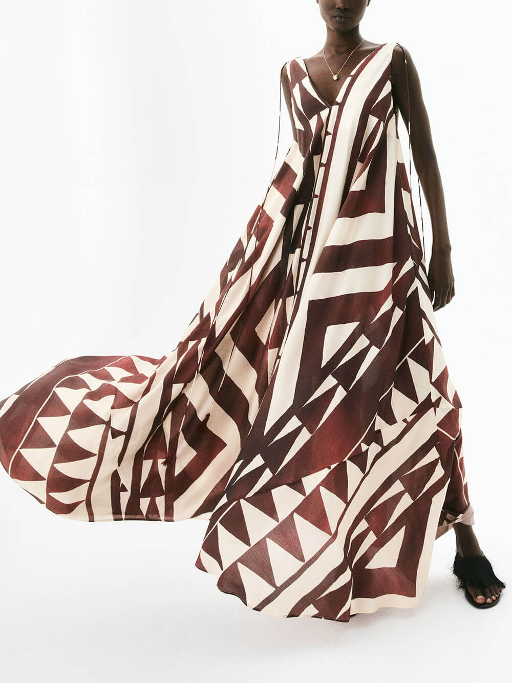 Lässiges, bedrucktes Maxikleid mit V-Ausschnitt und Bindegürtel, locker und ärmellos, fließend