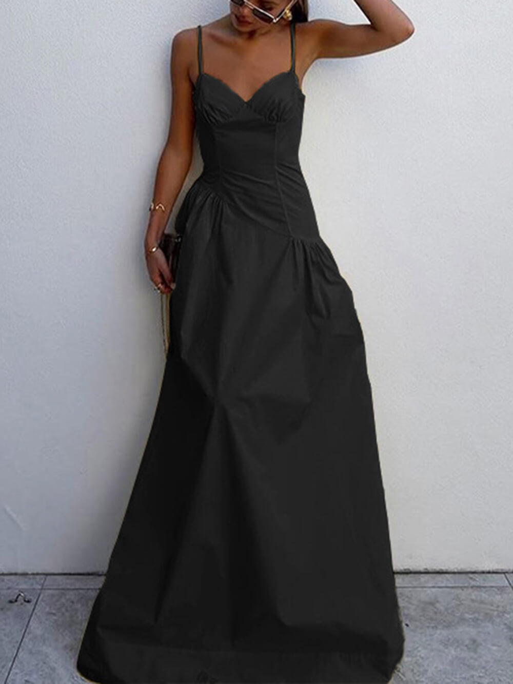 Sommerliches, figurbetontes Maxikleid mit Spaghettiträgern in A-Linie