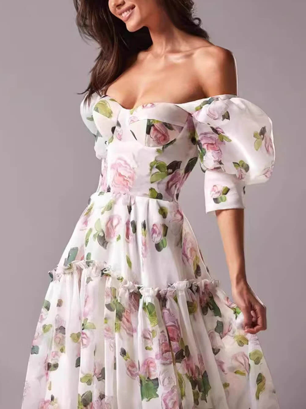 Elegantes und modisches schulterfreies Maxikleid aus bedrucktem Organza