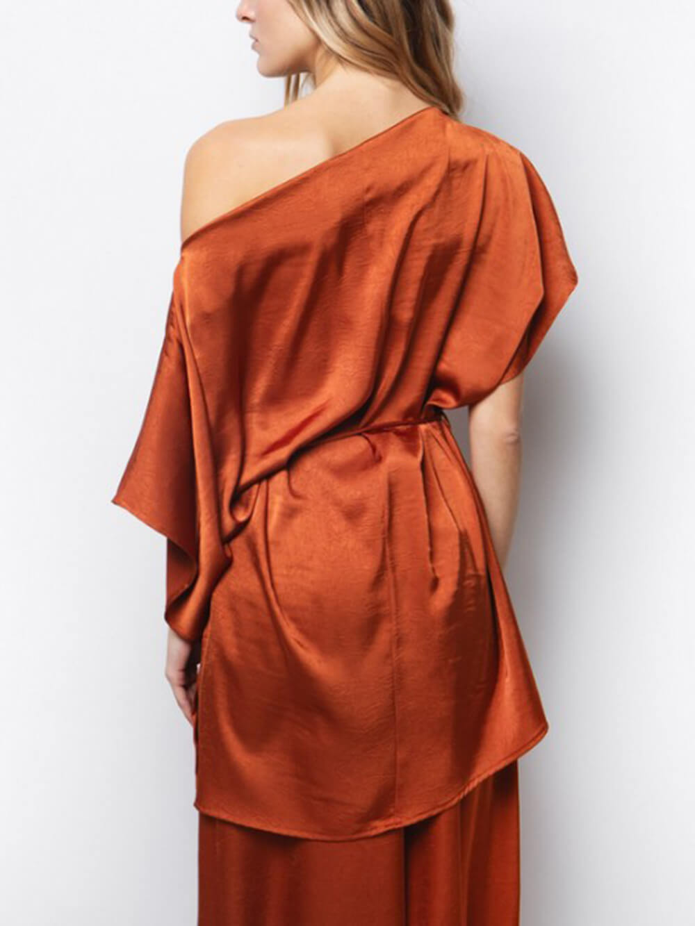 Elegante, hoch taillierte Hose aus plissiertem Satin mit weitem Bein