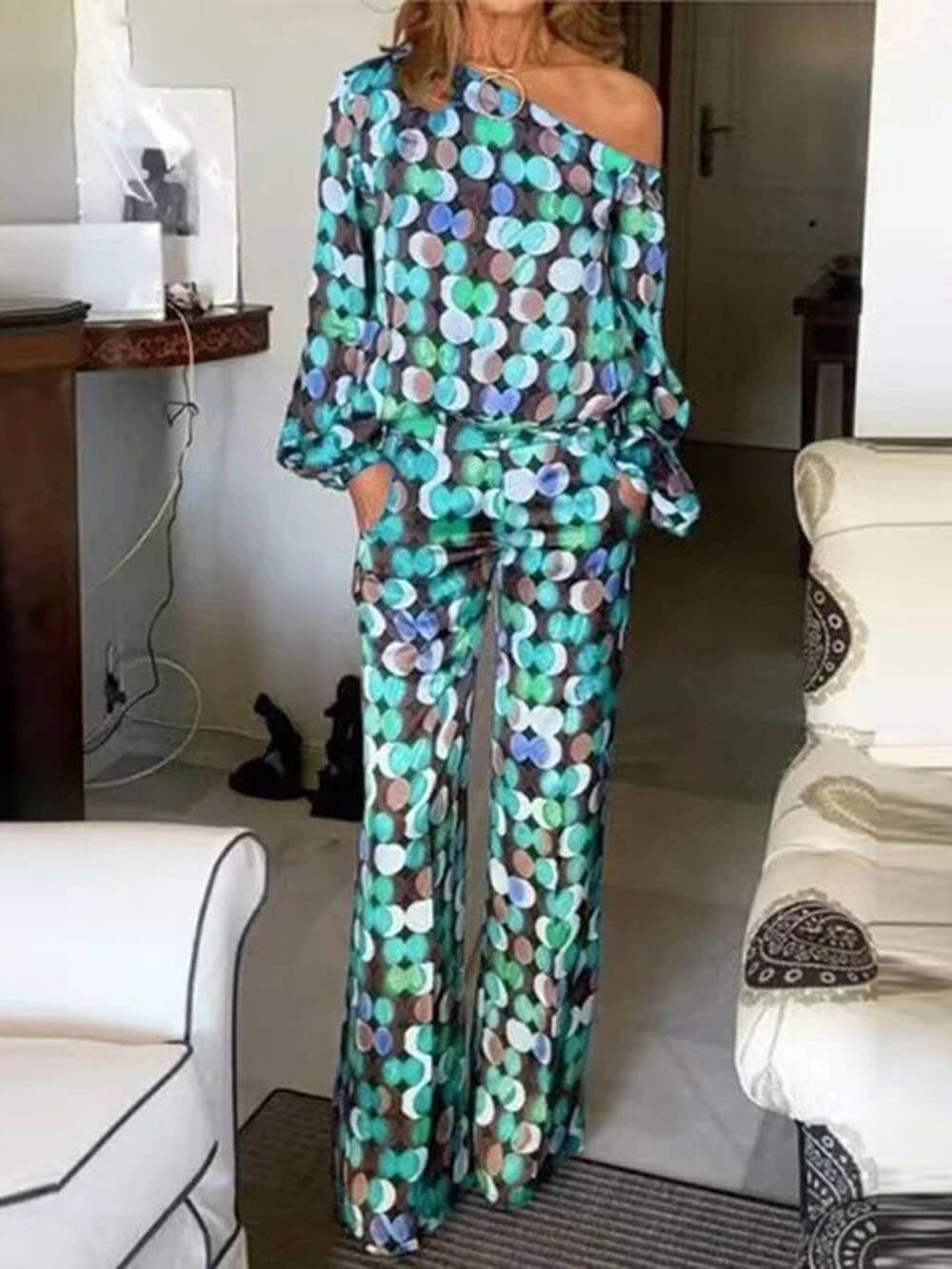 Ensemble élégant et unique, haut à épaules dénudées et imprimé à gros pois, poches élastiques, pantalon droit