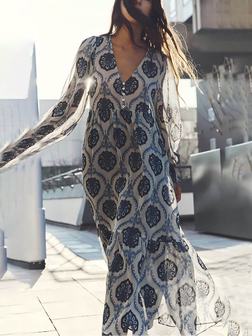 Klassisches und einzigartiges Maxikleid mit transparenter Überlage im Barockstil und Ballonärmeln