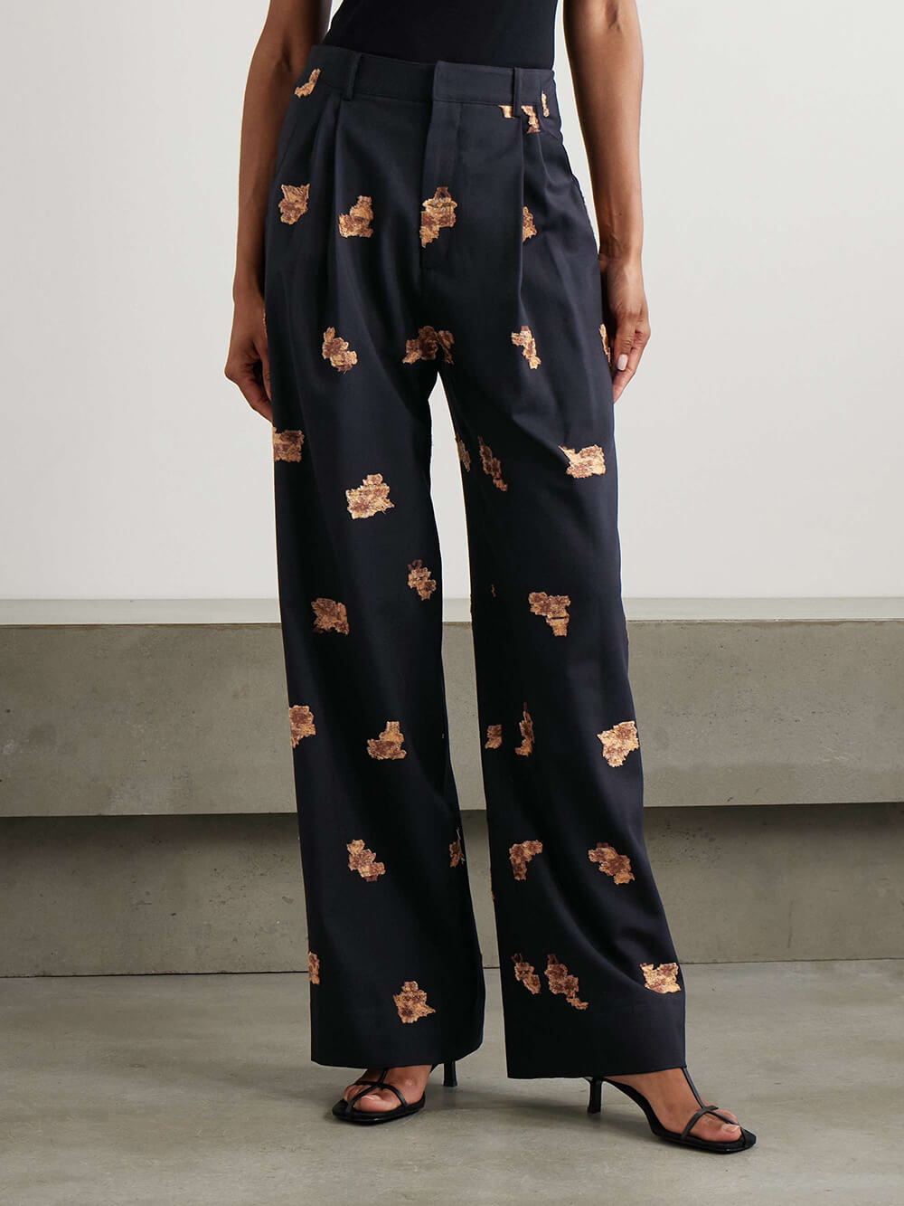 Classic Pleated Floral Jacquard Metallic Button-Down Vest Top