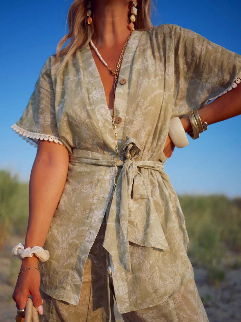 Chemisier élégant à manches courtes et boutons noués à la taille