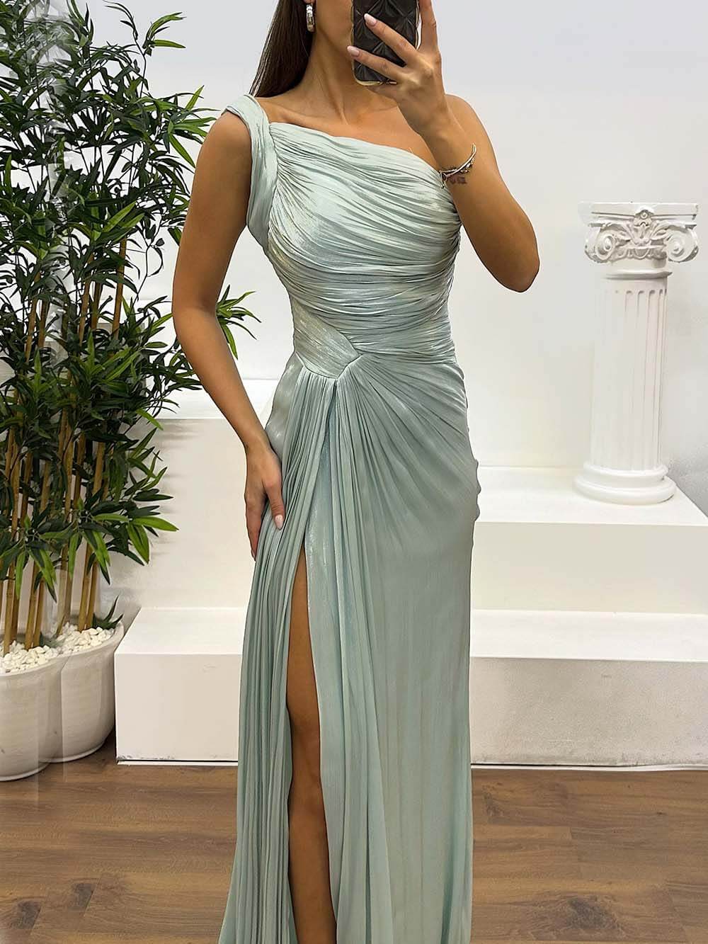 Elegantes, modisches Maxikleid mit One-Shoulder-Träger, Plisseeband und schmalem Schlitz