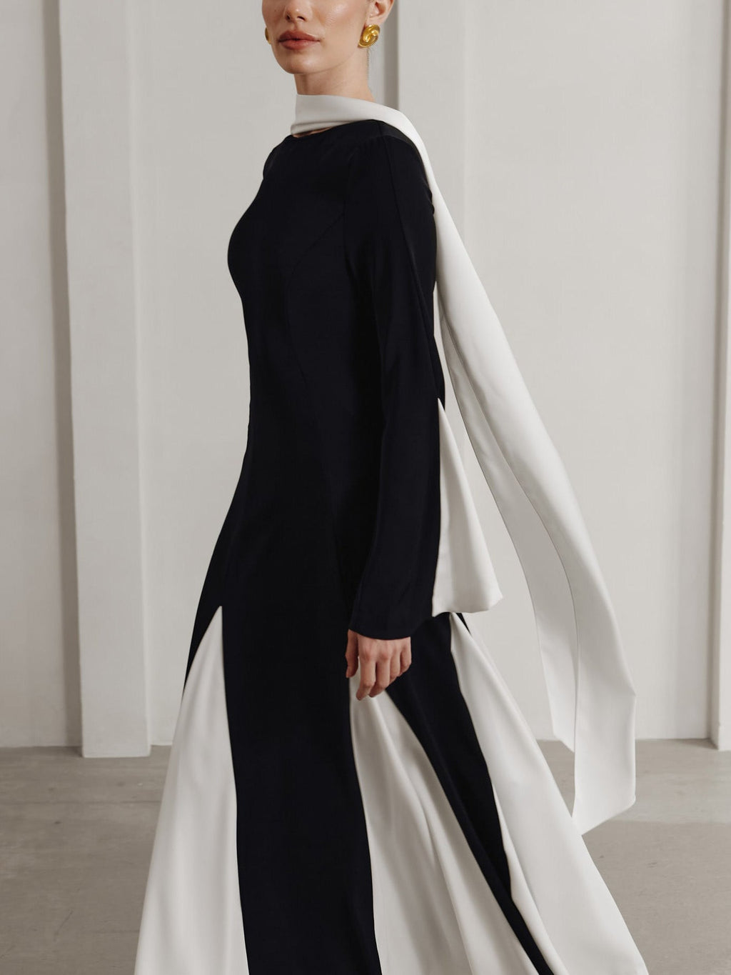 Elegantes Party-Maxikleid mit Kontrasteinsätzen