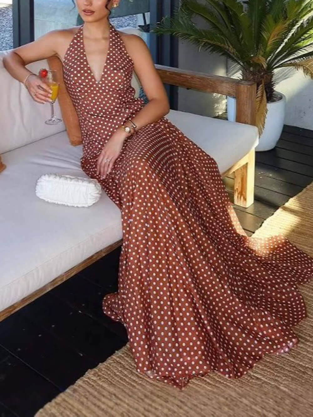 Robe longue chic à pois, col en V, dos nu et lien à nouer