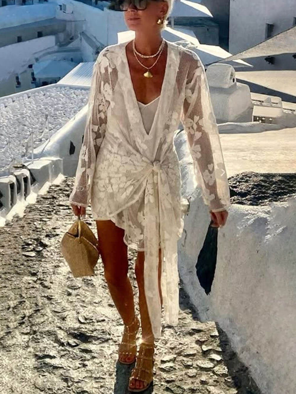 Robe fleurie en dentelle nouée pour les vacances d'été