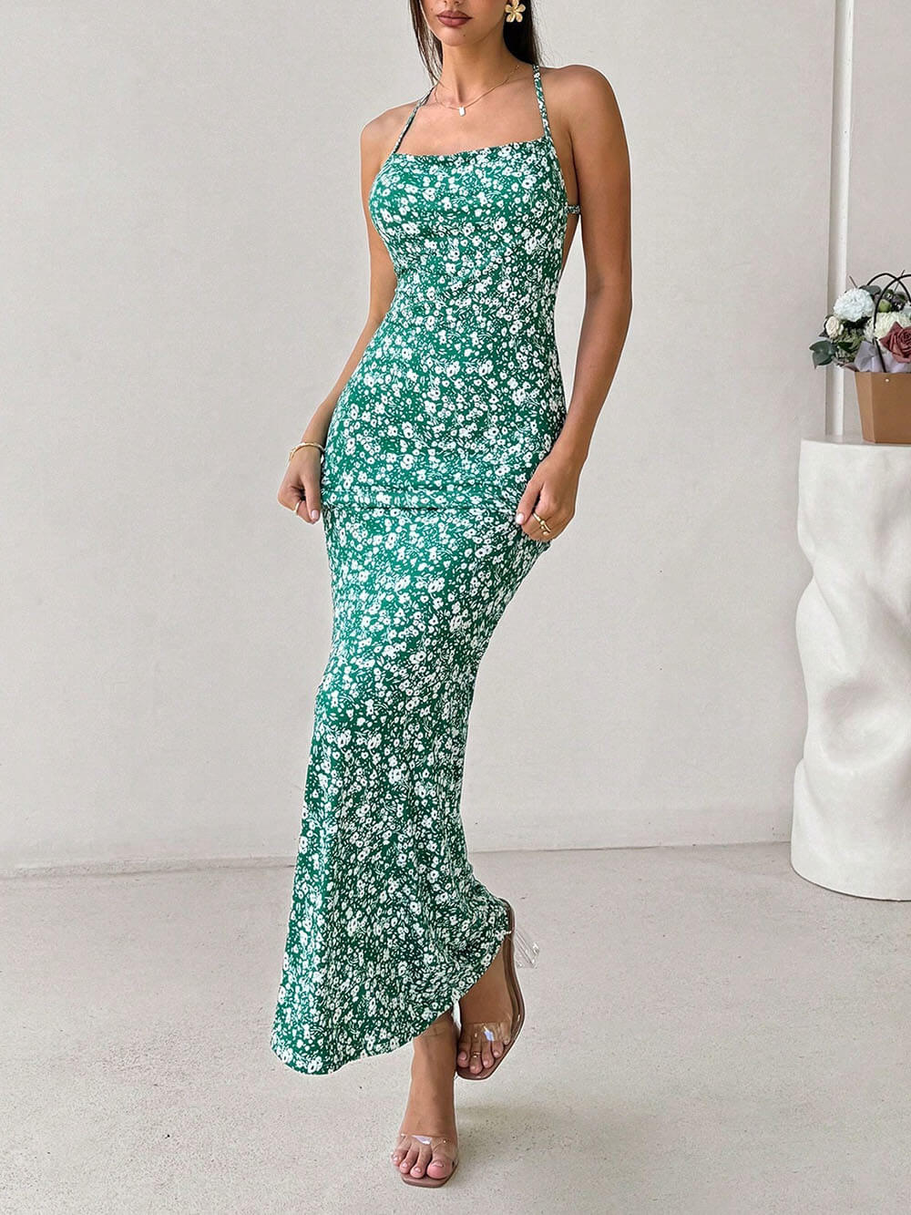 Süßes und frisches Maxikleid im Urlaubsstil mit Neckholder und Blumenmuster