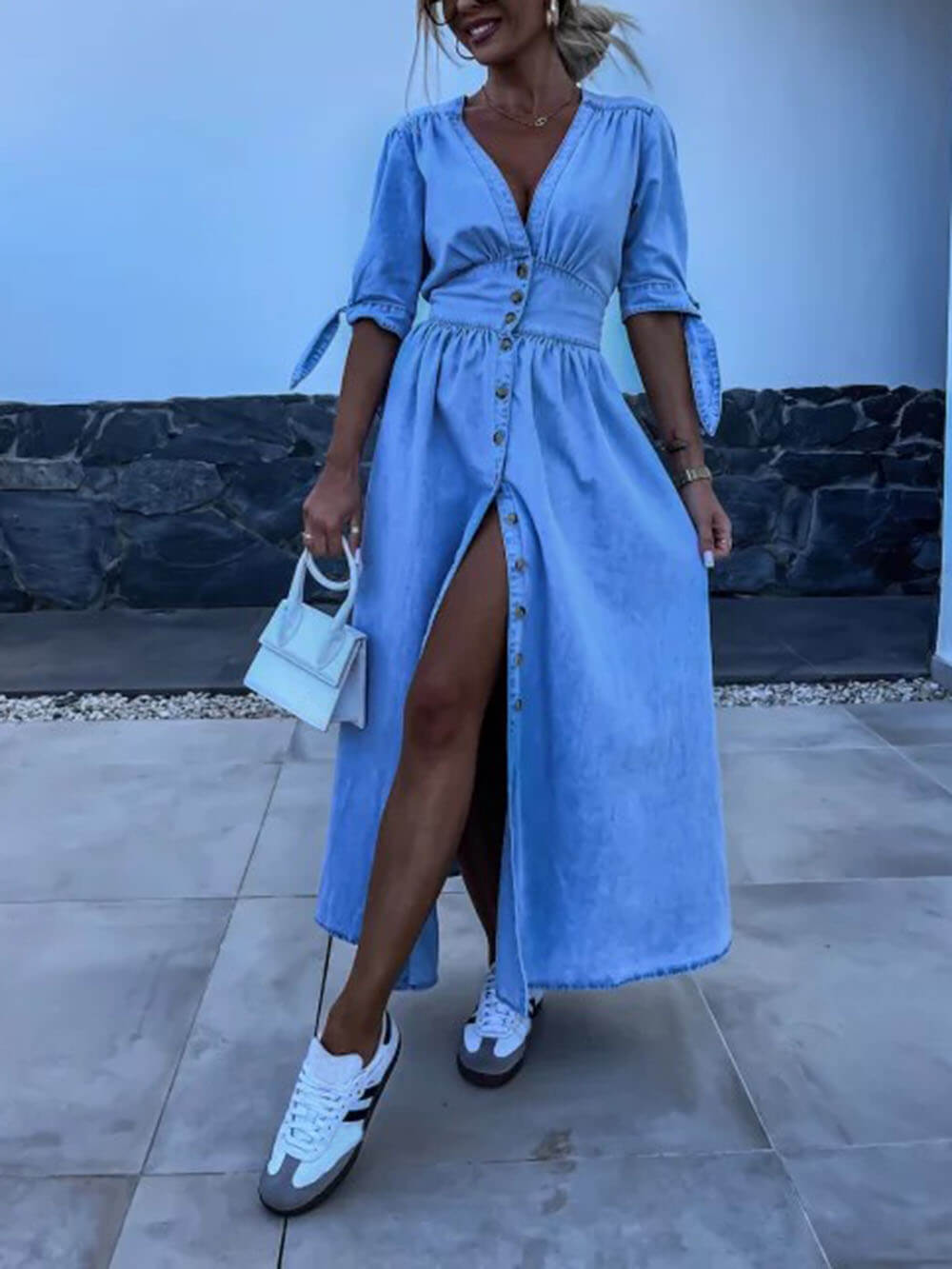 Unique Pleats – einfarbiges Midi-Jeanskleid mit V-Ausschnitt und Button-Down-Kragen