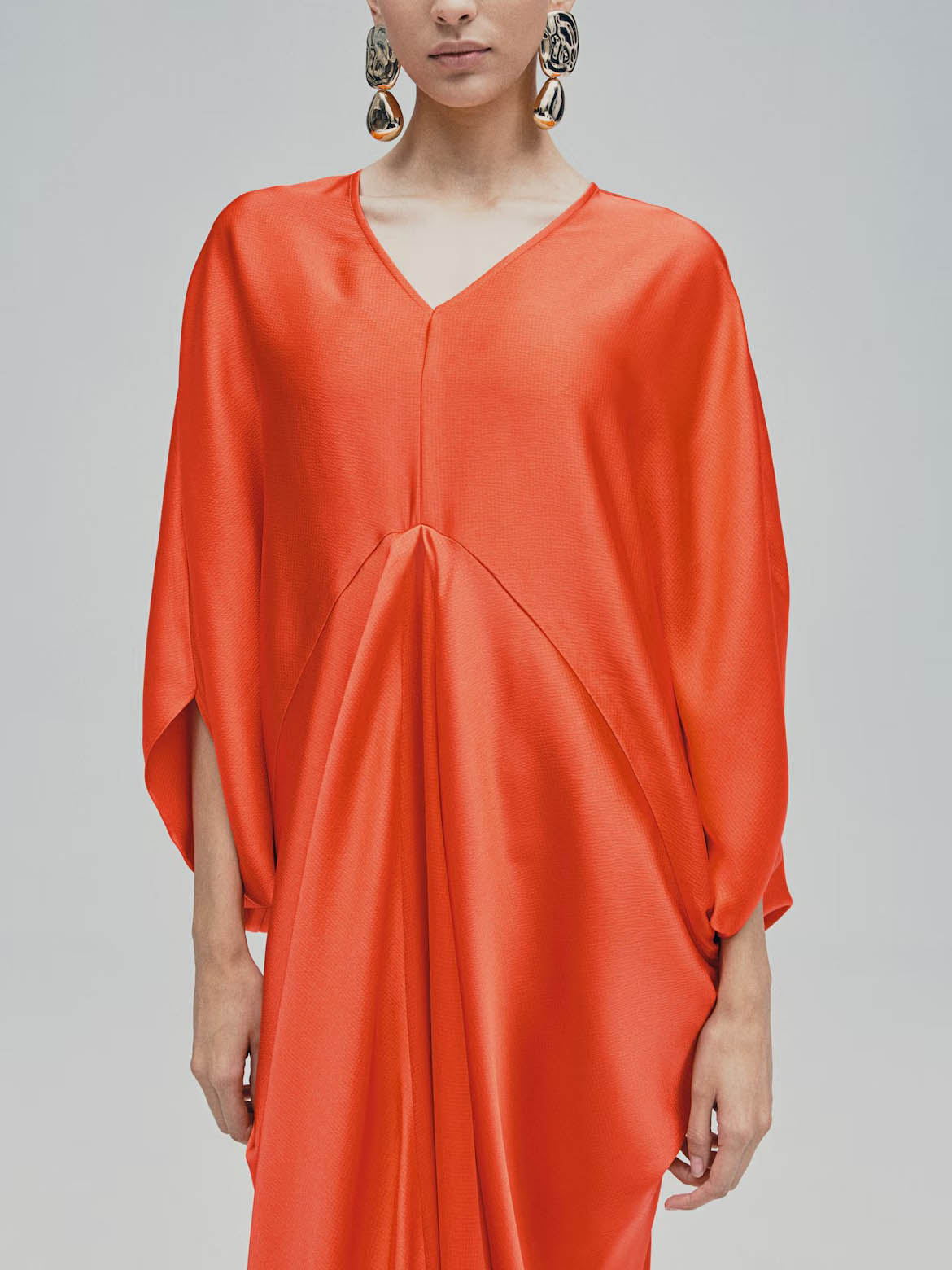 Elegantes Maxikleid aus Satin mit V-Ausschnitt