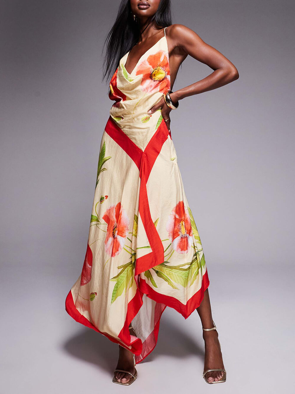 Elegantes, einzigartiges Maxikleid mit tiefen Falten und asymmetrischem, rückenfreiem Muster