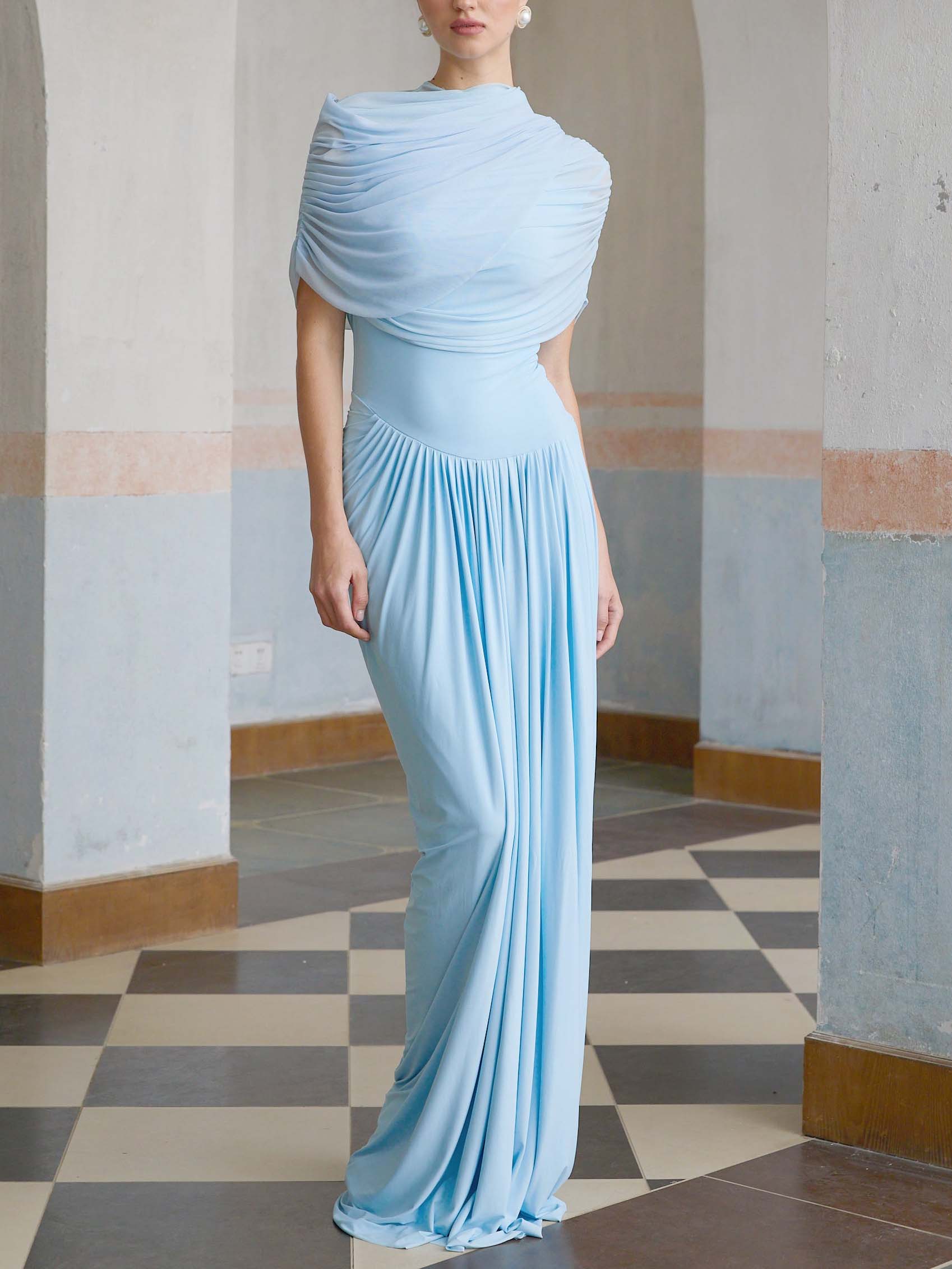 Robe longue élégante asymétrique à volants et manches courtes