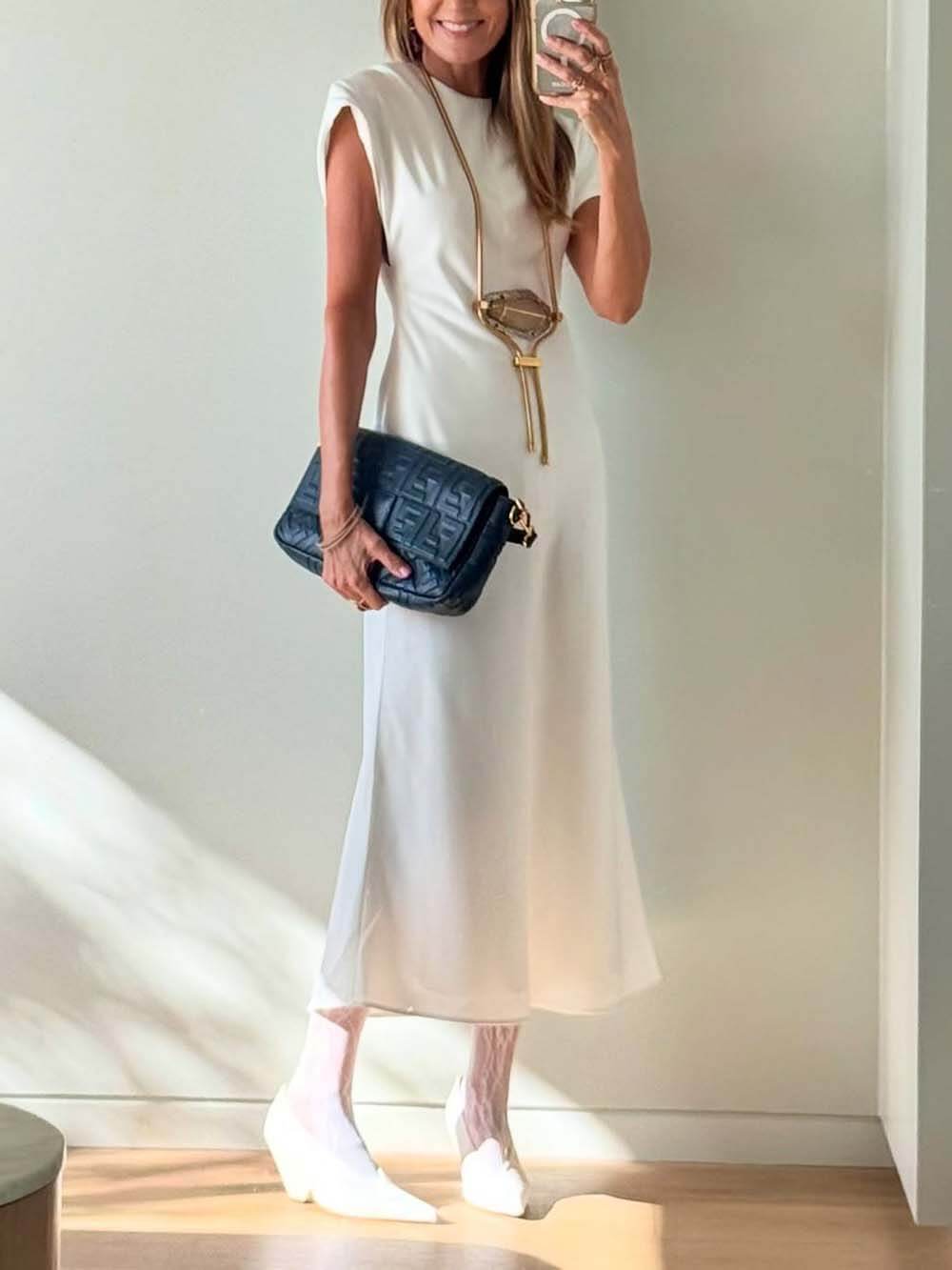 Elegantes, schmales Maxikleid mit überschnittenen Schultern