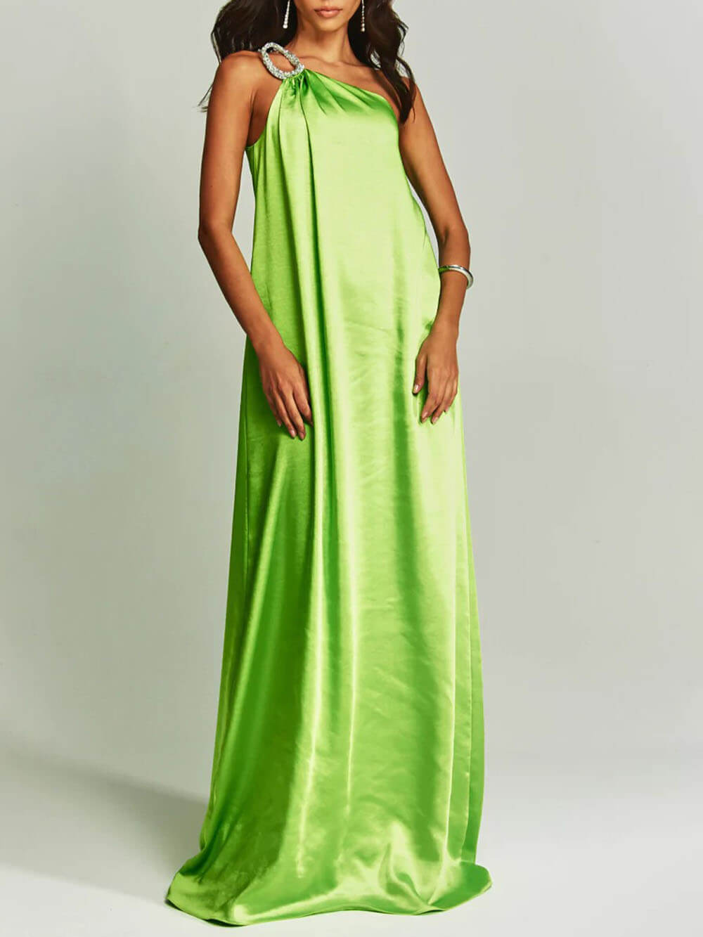 Exquisites, charmantes Maxikleid aus Satin mit Metallbeschlägen und einer Schulter