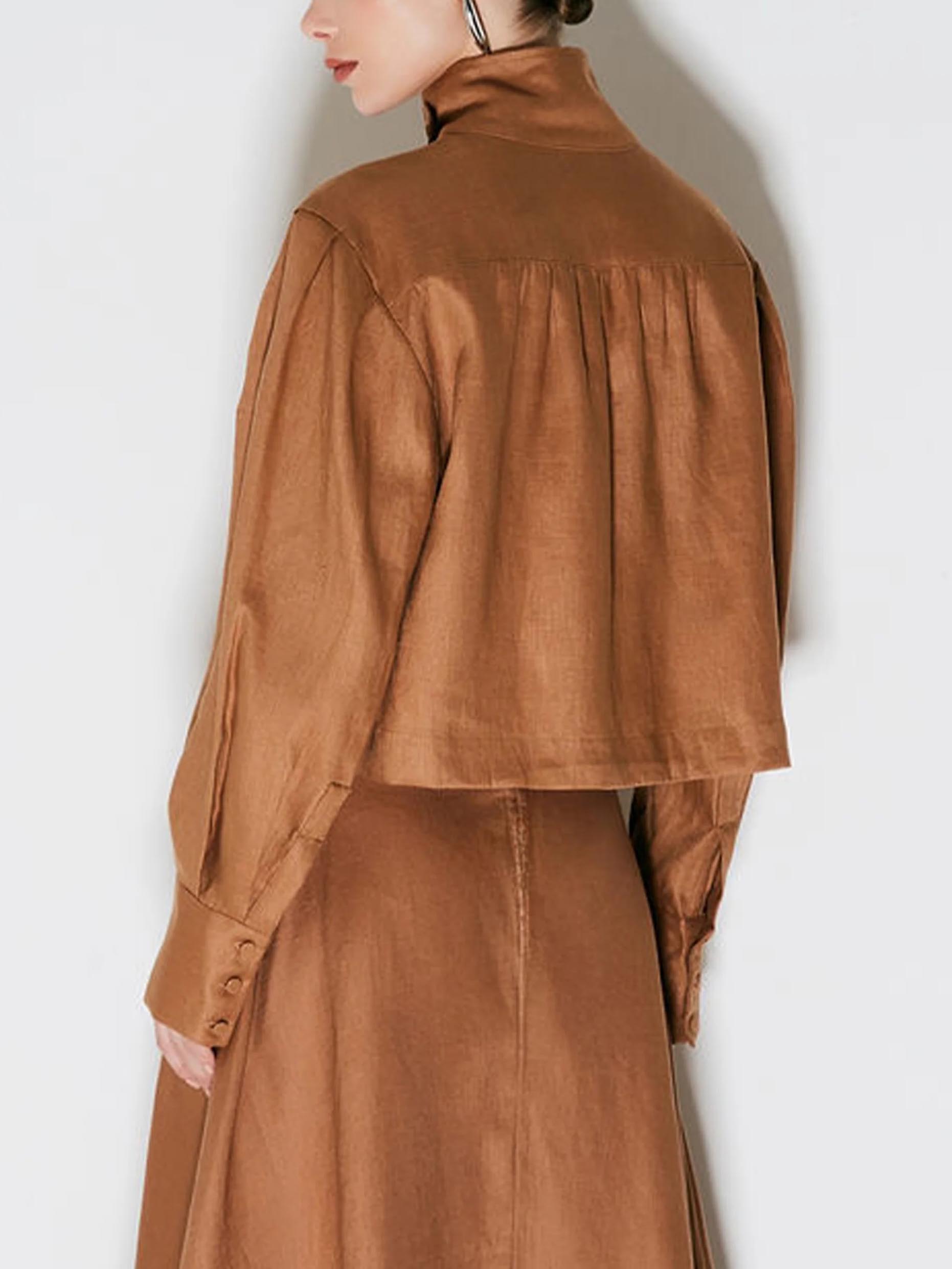 Lässige, kurze Jacke mit hohem Kragen und gerüschter Schulter