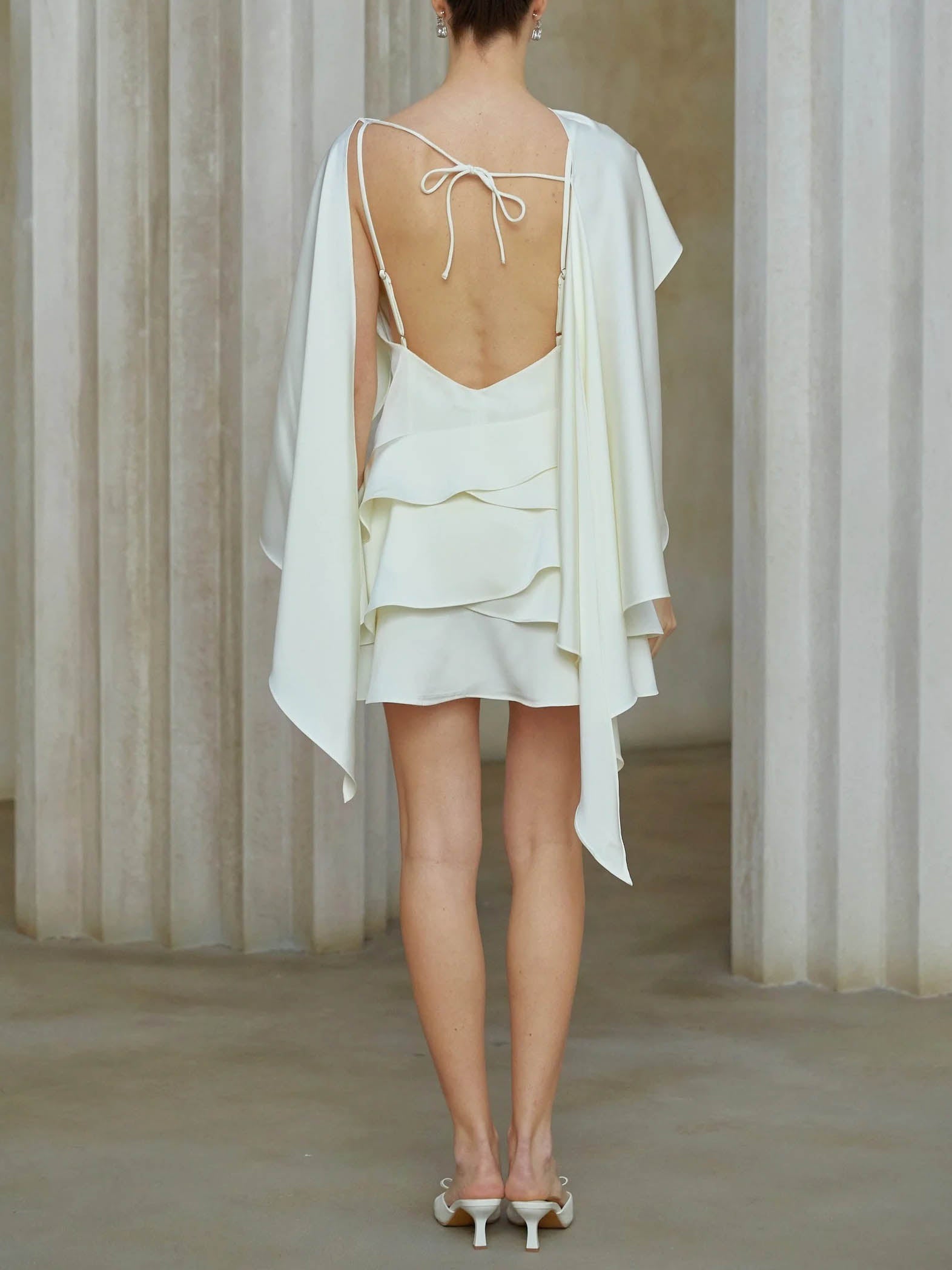 Elegantes asymmetrisches Cape-Minikleid mit Rüschen