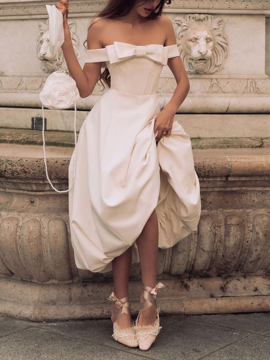 Robe longue élégante à jupe bouffante et épaules dénudées avec nœud