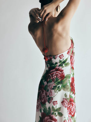 Romance Elegance – Maxikleid mit Wasserfallausschnitt und Rosendruck