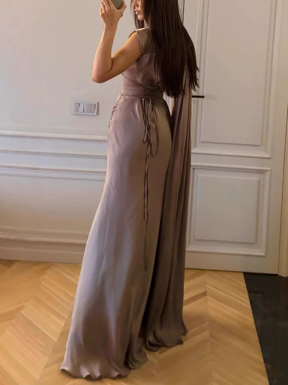 Elegantes Maxikleid aus Satin mit drapierter Schärpe