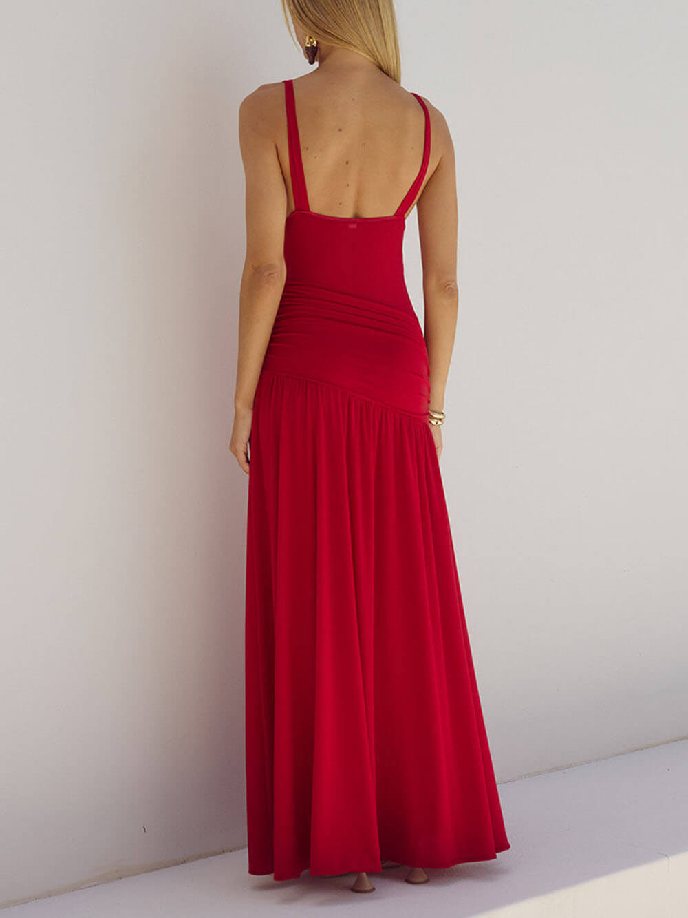 Robe longue de luxe en maille semi-transparente avec découpes latérales