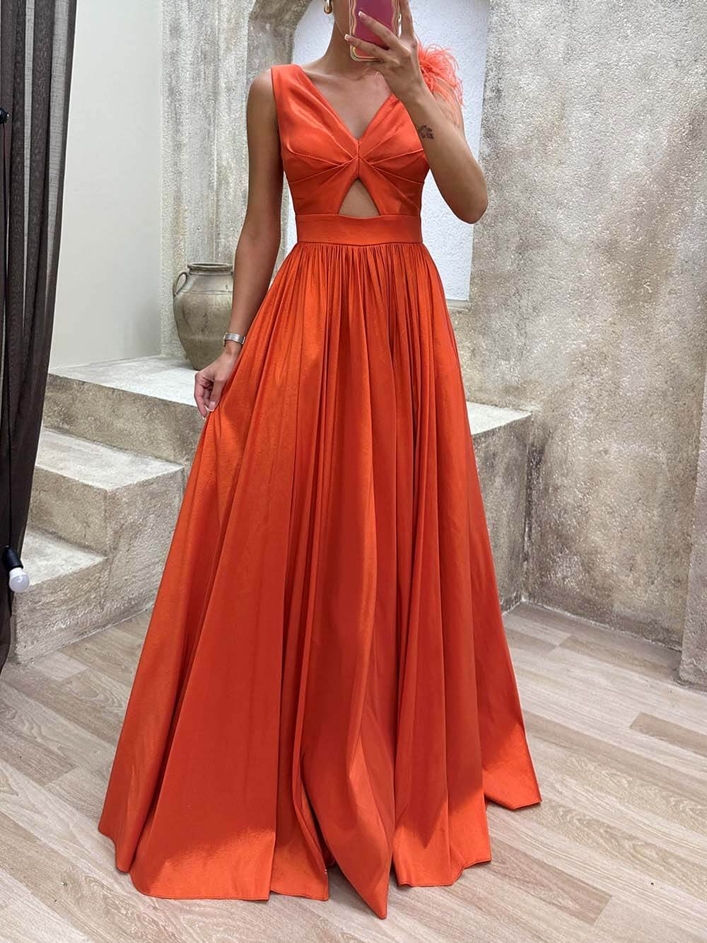 Exquisites, modisches Abendkleid mit Federn und Taillendetail