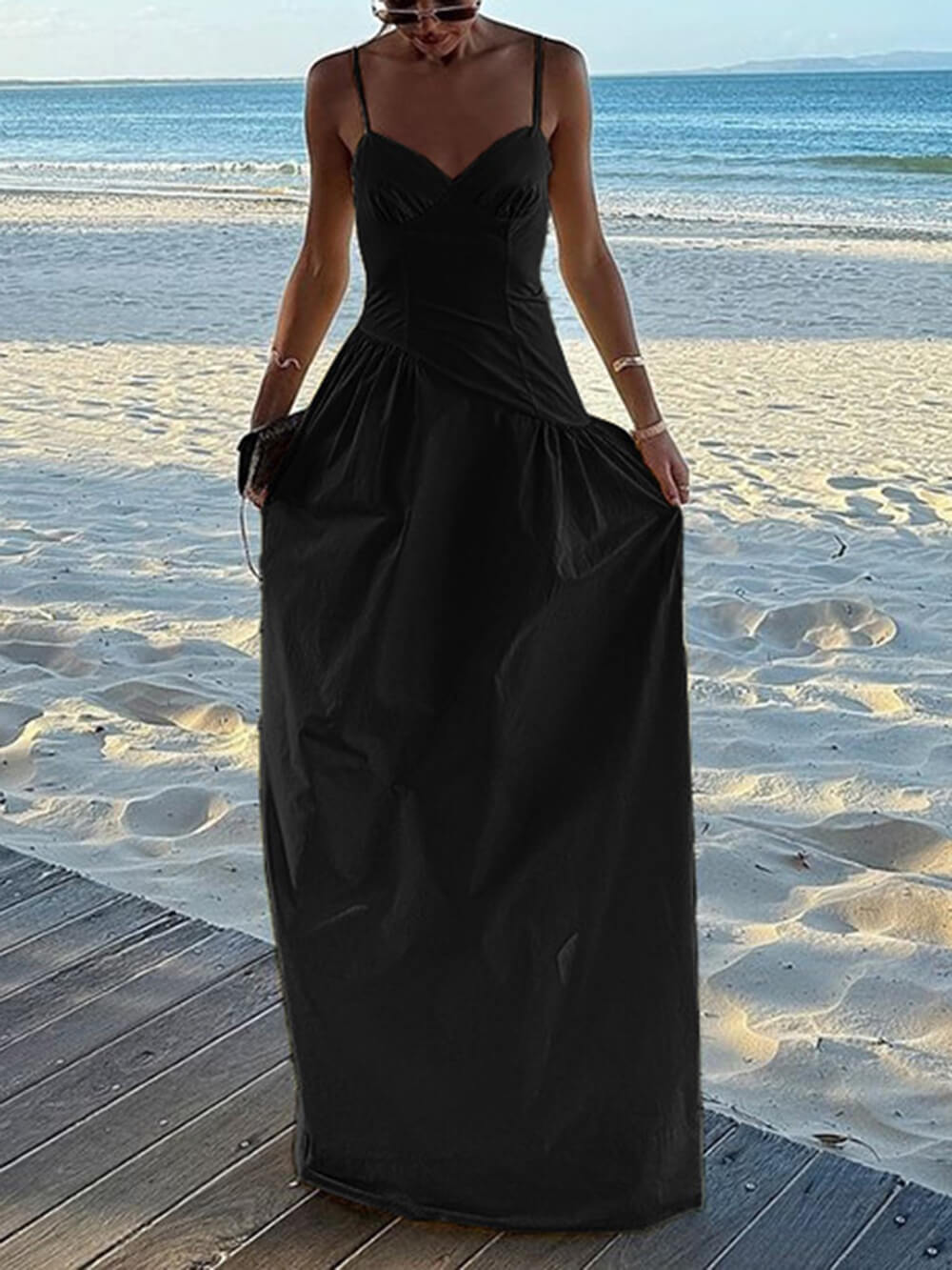 Sommerliches, figurbetontes Maxikleid mit Spaghettiträgern in A-Linie