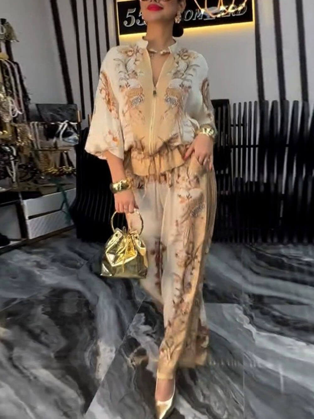 Klassische und stilvolle Hose mit elastischen Taschen und einzigartigem Blumendruck