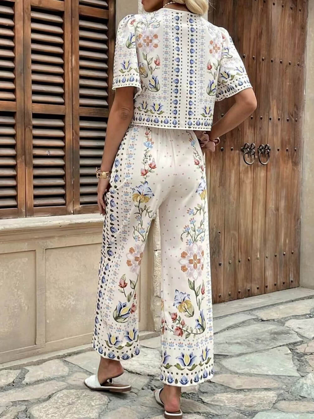 Einzigartiges Set aus Oberteil mit Blumenmuster und Bindeband vorn und hoch taillierter Hose mit geradem Bein