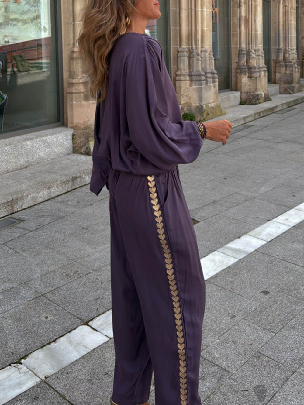 Haut à col en V avec bordure dorée et poignets élastiques, style moderne et unique