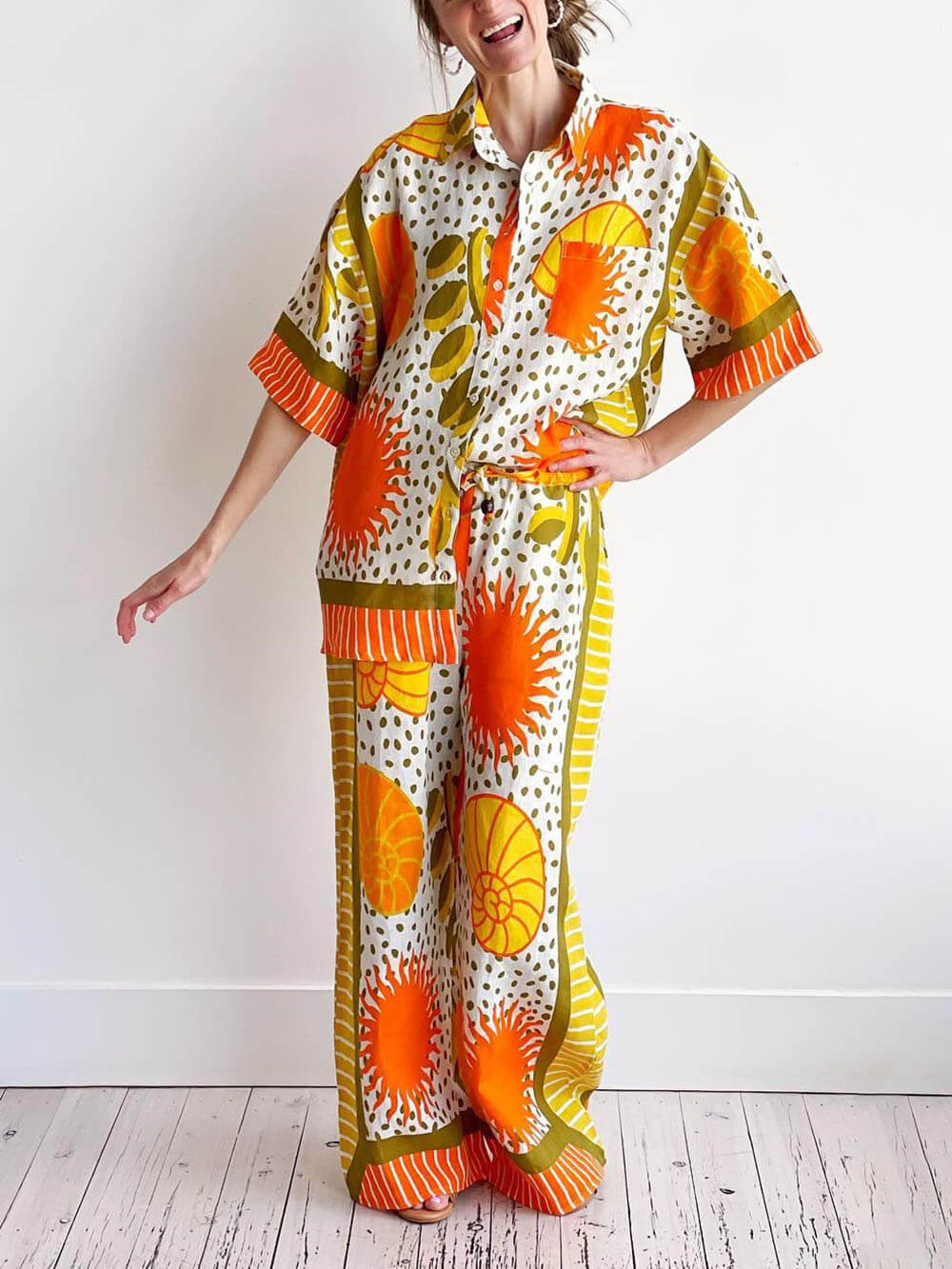 Lässiges, einzigartiges Satin-Sonnendruck-Lose-Button-Down-Übergröße-Hemd