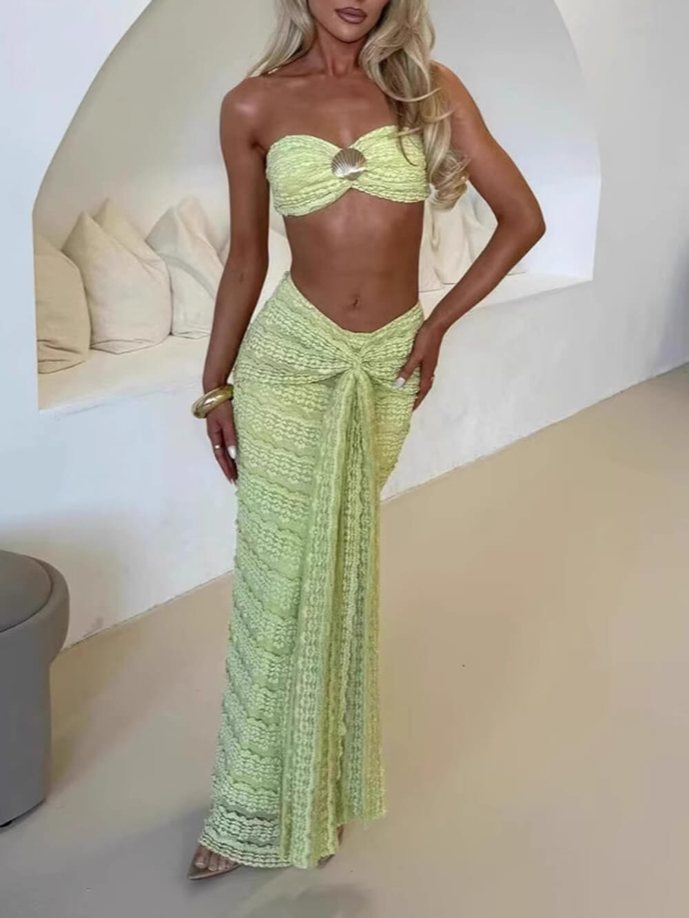 Ensemble élégant haut bustier orné de coquillages et jupe froncée