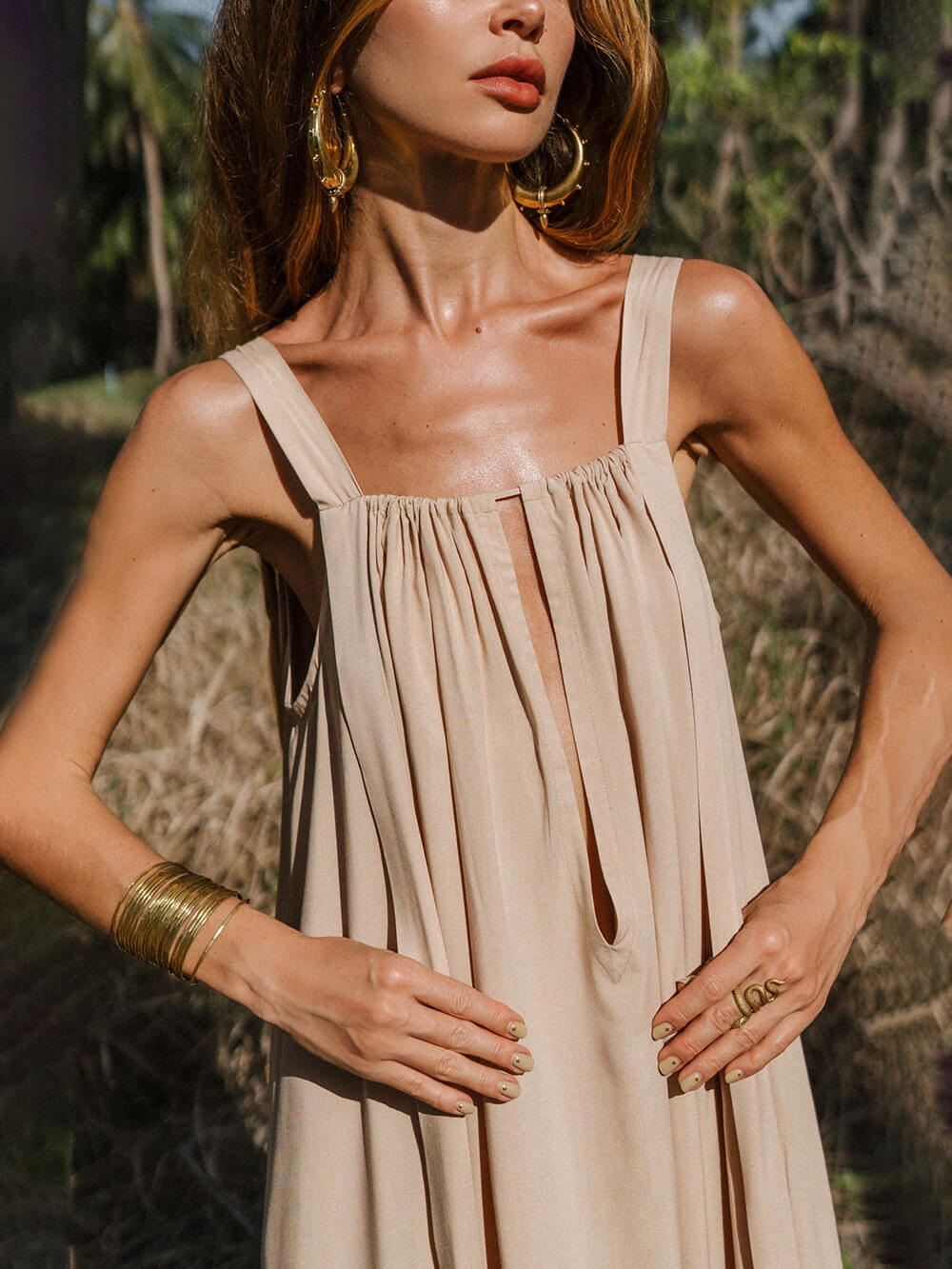 Elegantes beiges Maxikleid mit rückenfreiem, fließendem Band und quadratischem Ausschnitt