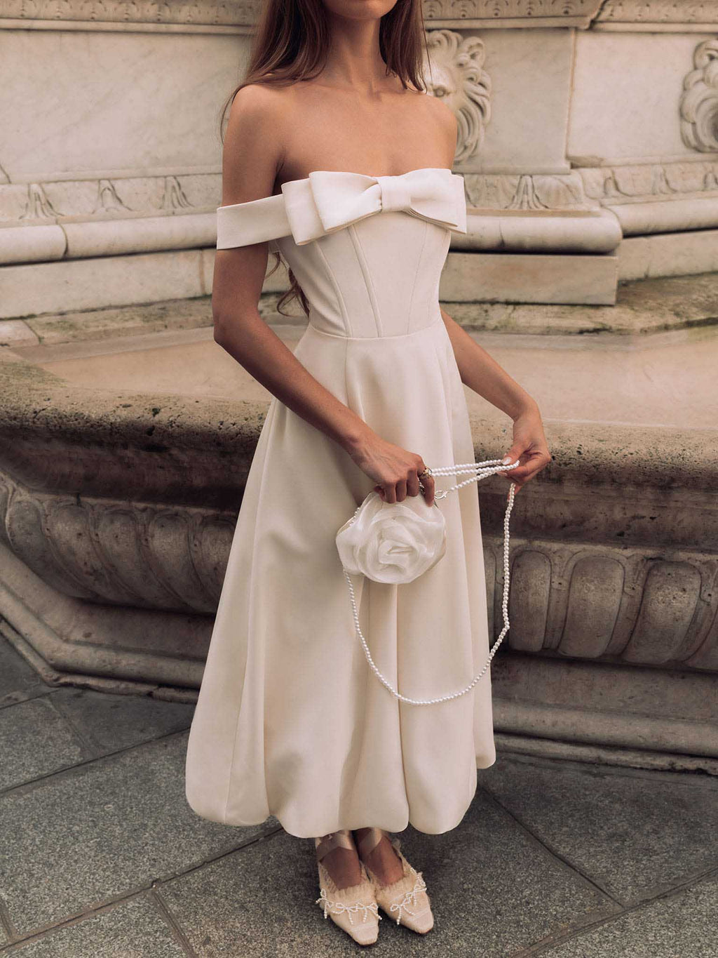 Robe longue élégante à jupe bouffante et épaules dénudées avec nœud