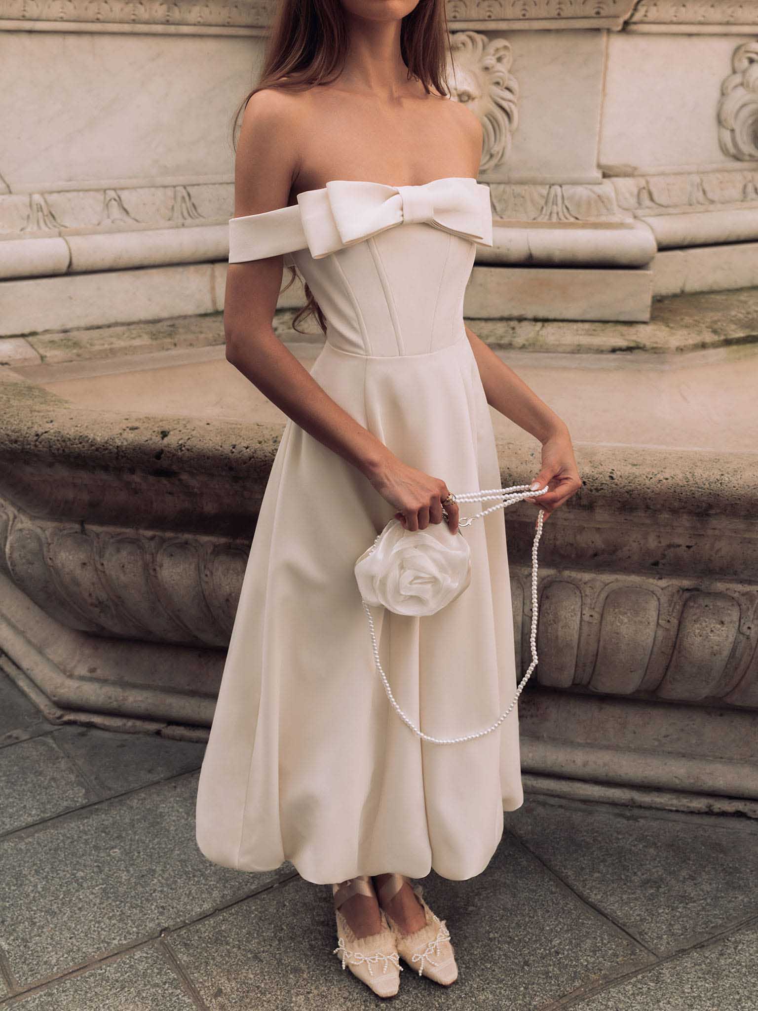 Robe longue élégante à jupe bouffante et épaules dénudées avec nœud