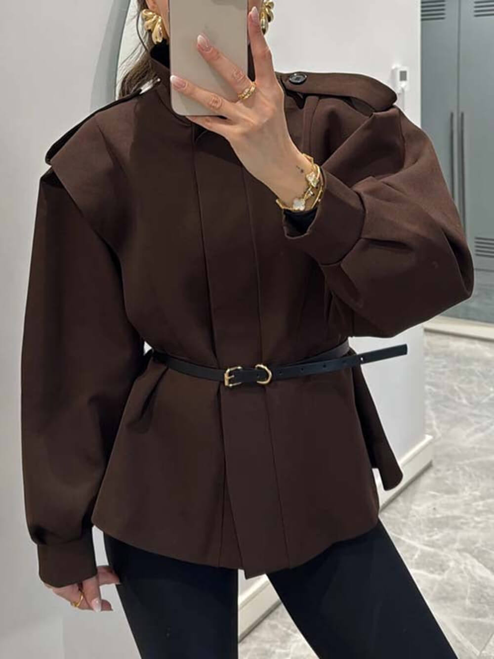 Moderne, auffällige Jacke mit Stehkragen und Knopfleiste und Laternenärmeln