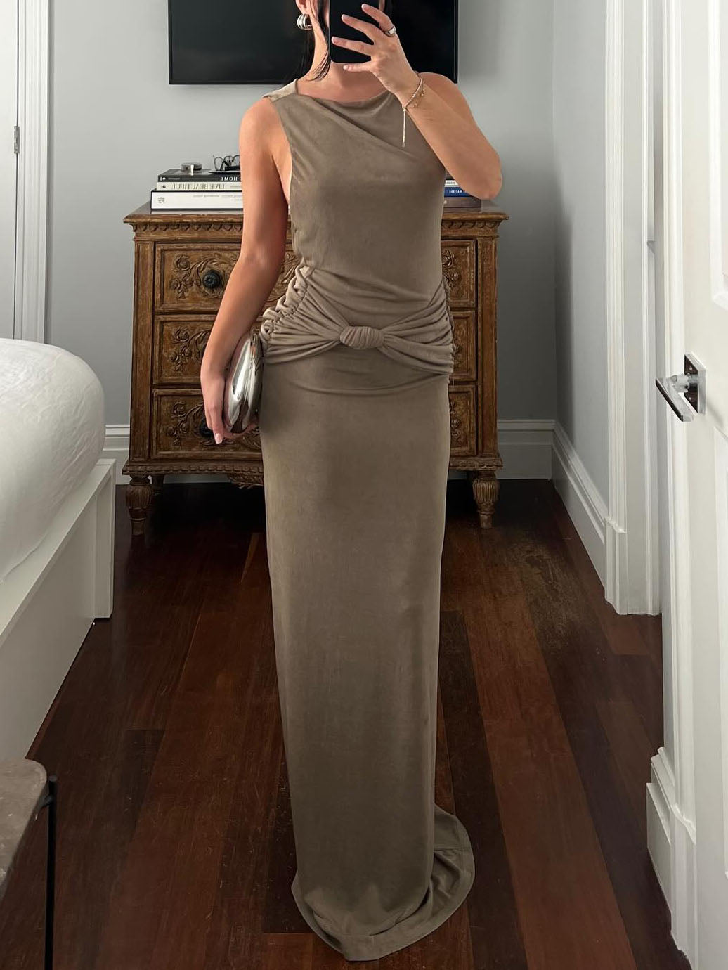 Robe longue plissée unique à dos drapé
