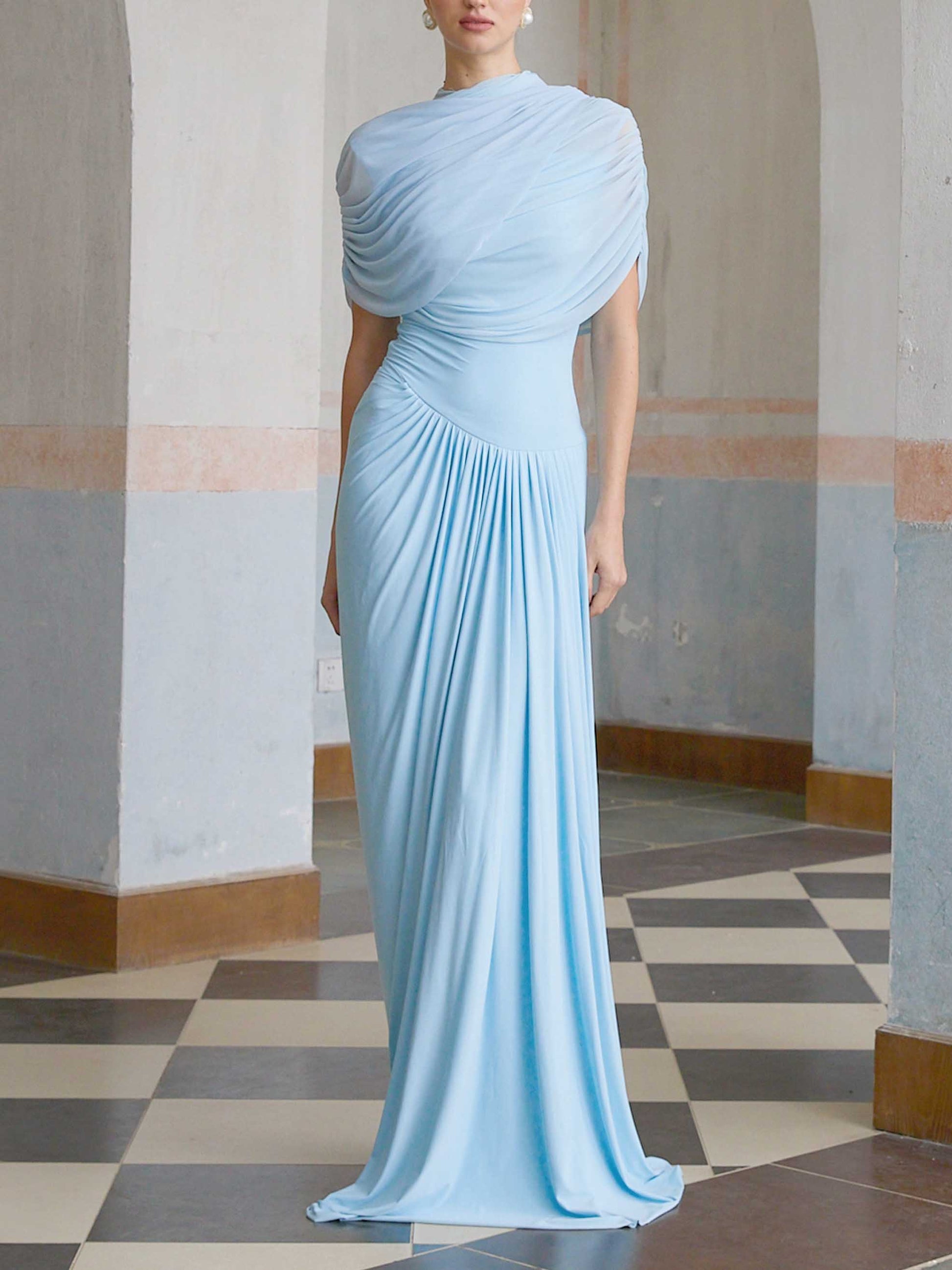 Robe longue élégante asymétrique à volants et manches courtes