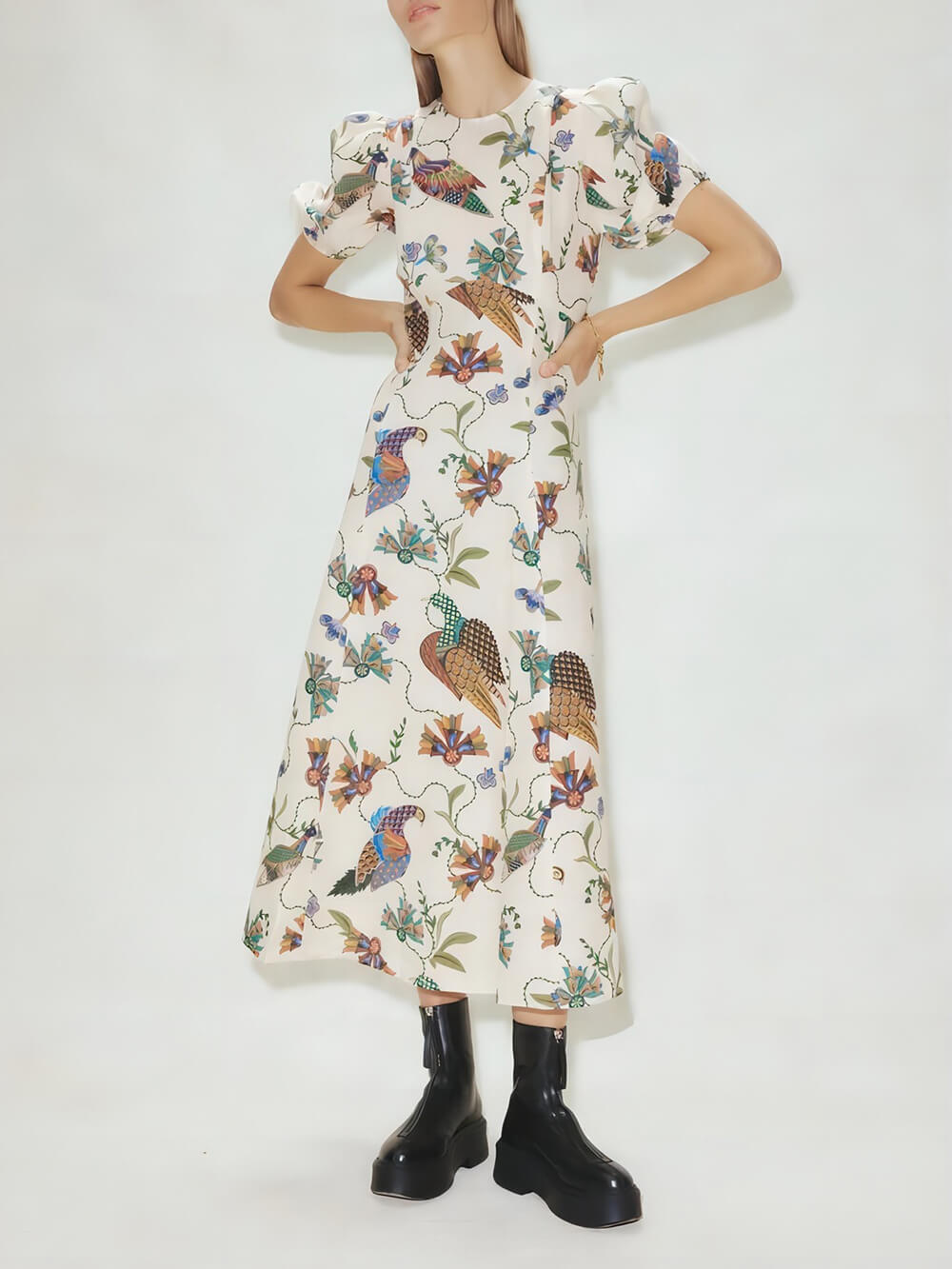 Müheloses, figurbetontes Kleid mit künstlerischem Vogeldruck