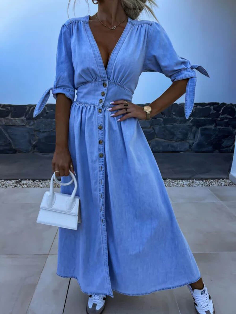 Unique Pleats – einfarbiges Midi-Jeanskleid mit V-Ausschnitt und Button-Down-Kragen