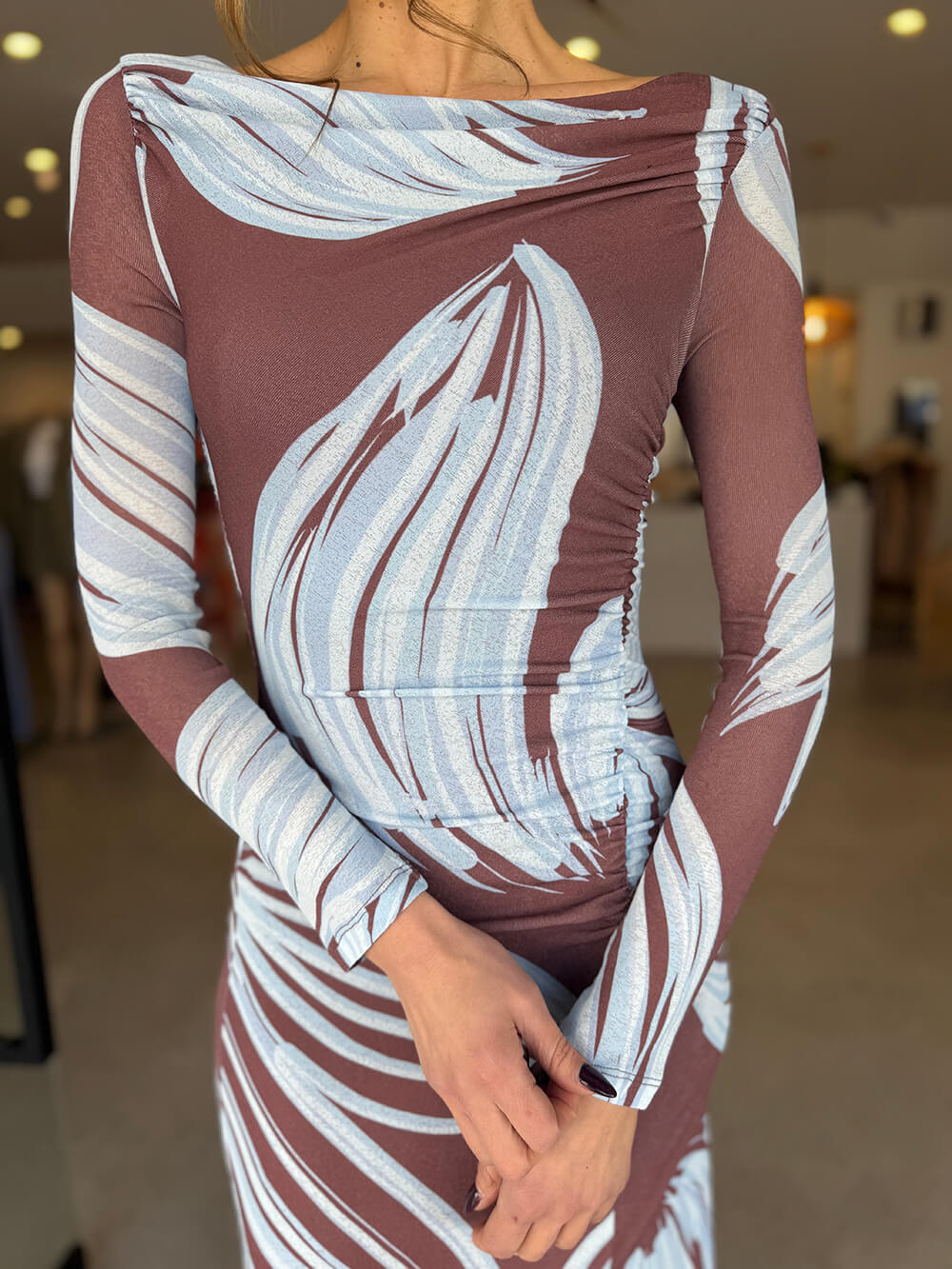 Elegantes, bedrucktes, schulterfreies Maxikleid mit gerafften Schlitzen vorne