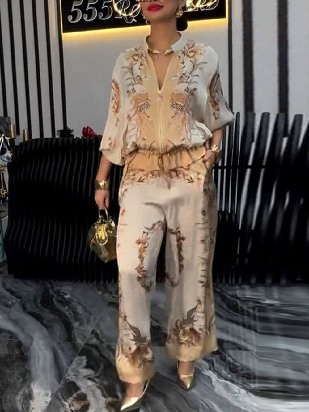 Klassische und stilvolle Hose mit elastischen Taschen und einzigartigem Blumendruck