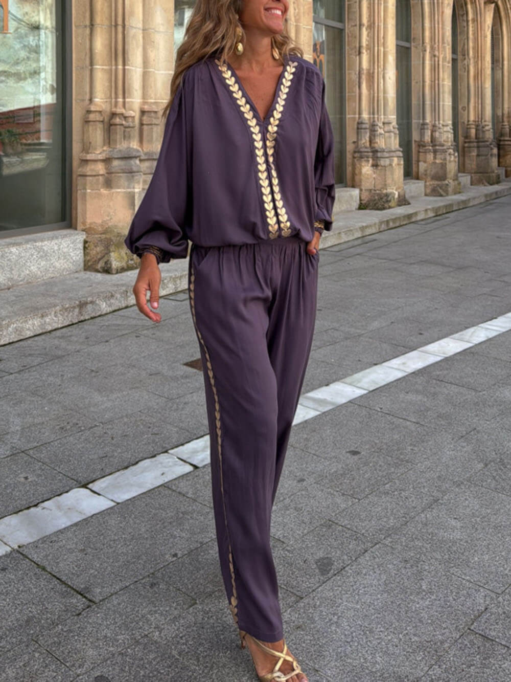 Haut à col en V avec bordure dorée et poignets élastiques, style moderne et unique