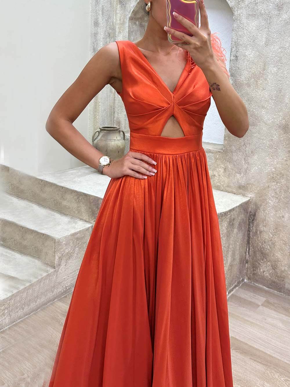 Exquisites, modisches Abendkleid mit Federn und Taillendetail