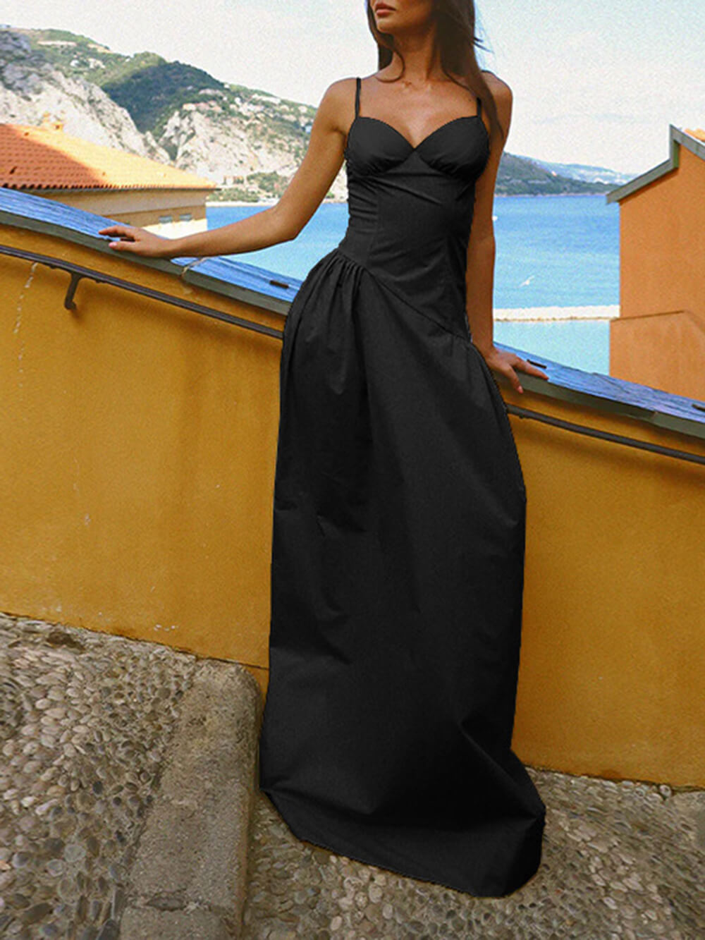 Sommerliches, figurbetontes Maxikleid mit Spaghettiträgern in A-Linie