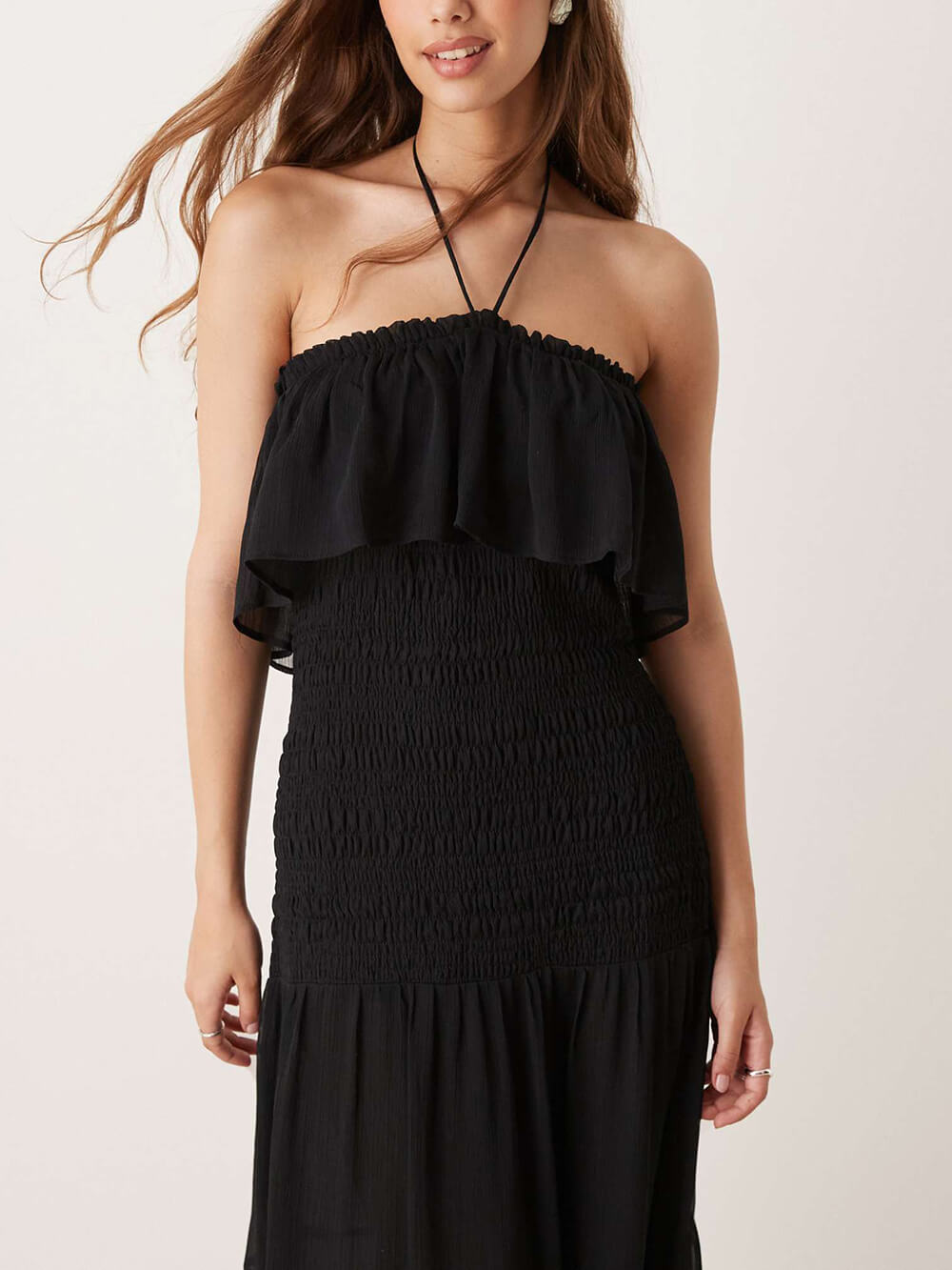 Elegantes, gerüschtes, mehrlagiges Neckholder-Maxikleid aus Chiffon mit freiem Rücken