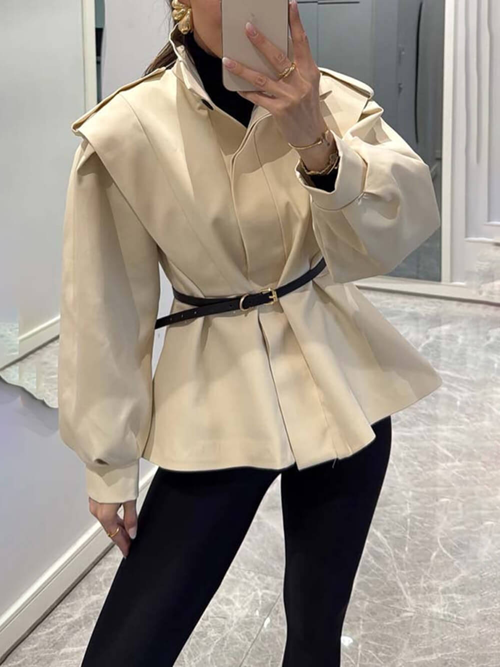Moderne, auffällige Jacke mit Stehkragen und Knopfleiste und Laternenärmeln