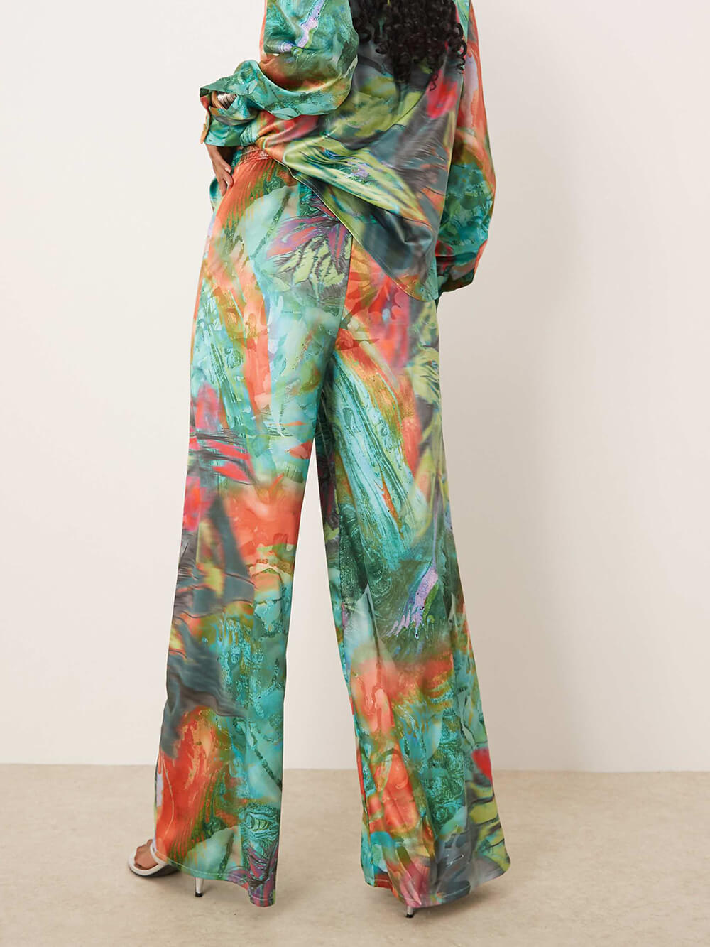 Einzigartige, lockere Hose mit weitem Bein und Satin-Ölgemälde-Print und elastischer Taille
