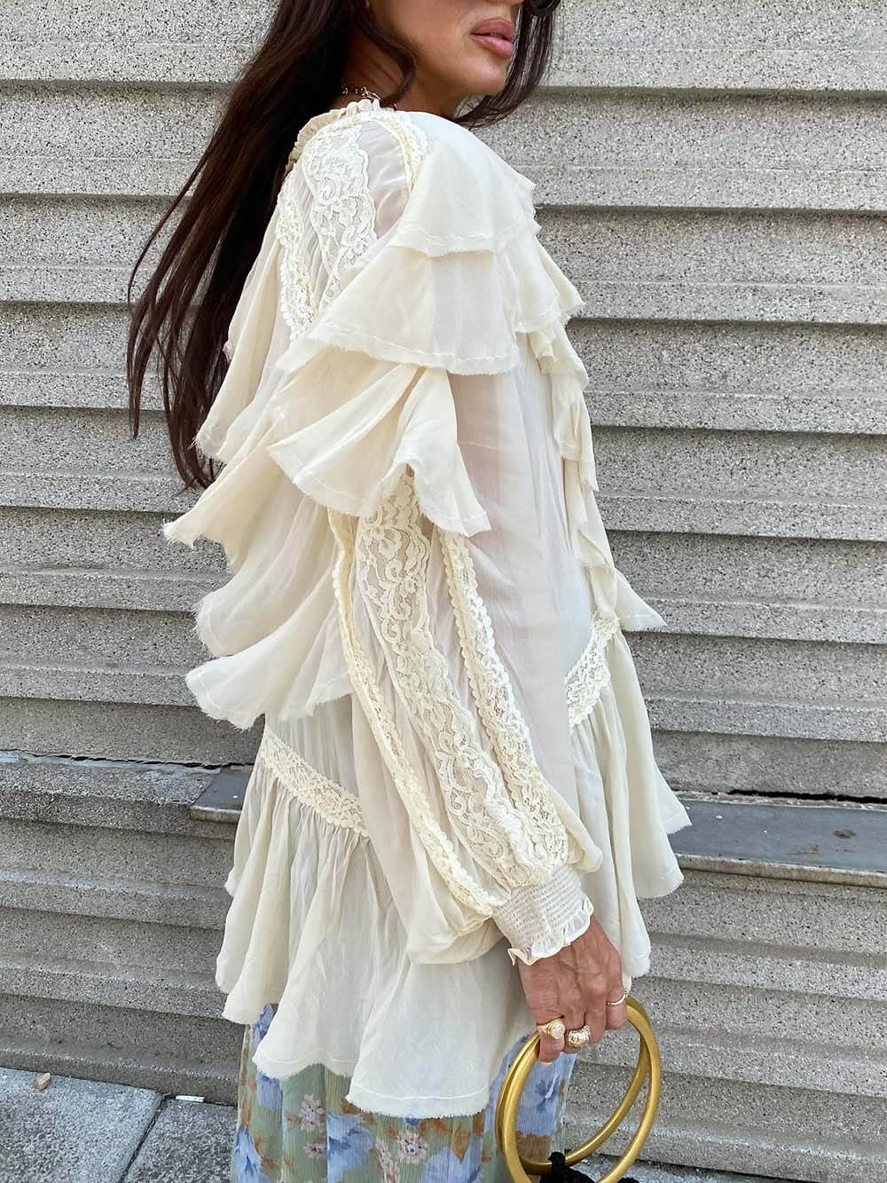 Chemisier bohème en mousseline de soie et dentelle à volants et manches ballon